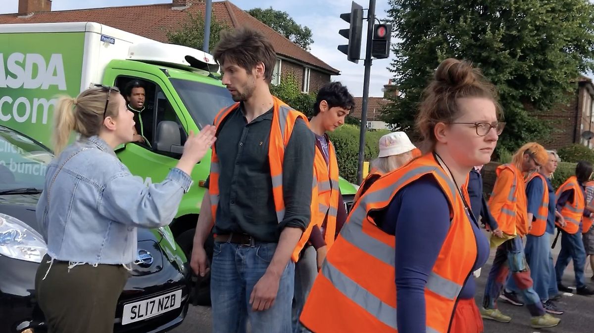 Klimatičtí extremisté nepustili v Londýně matku spěchající s dítětem do nemocnice